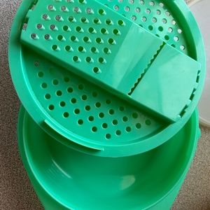 Grater/shredder bowl with lid